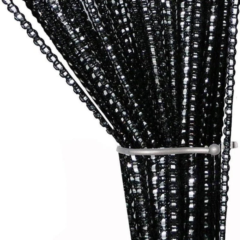 Rideau de porte en perles noir scintillant, idéal pour ajouter une touche élégante et moderne à votre intérieur. Parfait pour séparer les espaces tout en laissant passer la lumière. Facile à installer, ce rideau apporte instantanément du style à votre décoration.