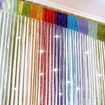 Rideau de perles aux couleurs arc-en-ciel éclatantes, idéal pour apporter une touche de couleur et de gaieté à votre intérieur. Ce rideau décoratif est parfait pour séparer les espaces ou embellir une porte. Créez une ambiance lumineuse et joyeuse chez vous avec ce magnifique accessoire décoratif.