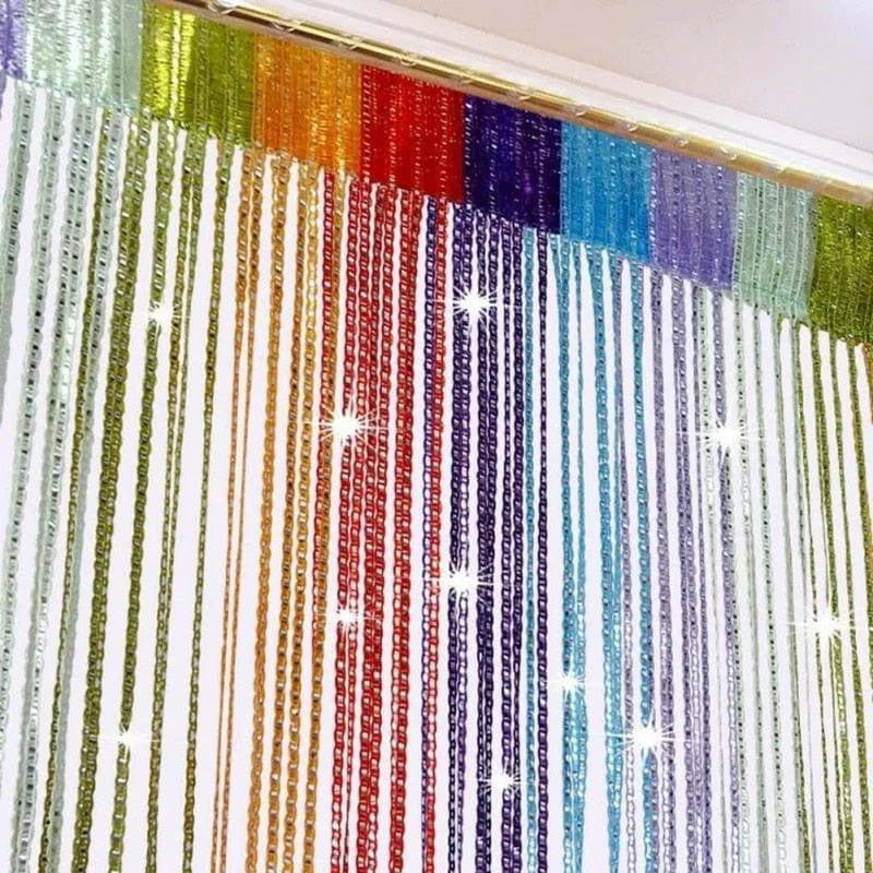 Rideau de perles aux couleurs arc-en-ciel éclatantes, idéal pour apporter une touche de couleur et de gaieté à votre intérieur. Ce rideau décoratif est parfait pour séparer les espaces ou embellir une porte. Créez une ambiance lumineuse et joyeuse chez vous avec ce magnifique accessoire décoratif.