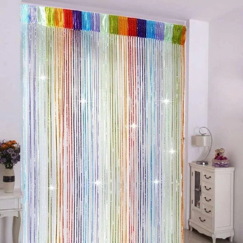 Rideau décoratif multicolore idéal pour ajouter une touche de couleur et de luminosité à votre intérieur. Parfait pour séparer les espaces avec élégance. Facile à installer, il convient à tous types de pièces. Ajoute une ambiance joyeuse et vivante à votre décoration d'intérieur.