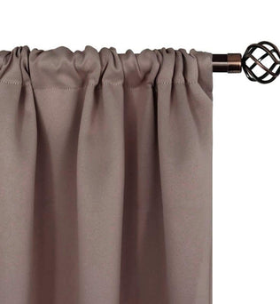 Rideau élégant de couleur taupe avec une tringle décorative noire, idéal pour ajouter une touche de sophistication à votre intérieur. Parfait pour le salon ou la chambre, ce rideau assure intimité et style.