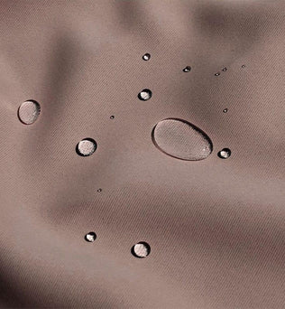 Gouttes d'eau sur surface résistante, illustration de protection contre l'humidité, idéal pour vêtements d'extérieur imperméables, accessoires de voyage et matériel résistant à l'eau. Solutions idéales pour activités en plein air, randonnée et sports nautiques.
