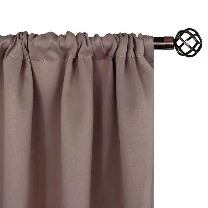 Rideau élégant de couleur taupe avec une tringle décorative noire, idéal pour ajouter une touche de sophistication à votre intérieur. Parfait pour le salon ou la chambre, ce rideau assure intimité et style.