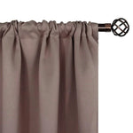 Rideau élégant de couleur taupe avec une tringle décorative noire, idéal pour ajouter une touche de sophistication à votre intérieur. Parfait pour le salon ou la chambre, ce rideau assure intimité et style.