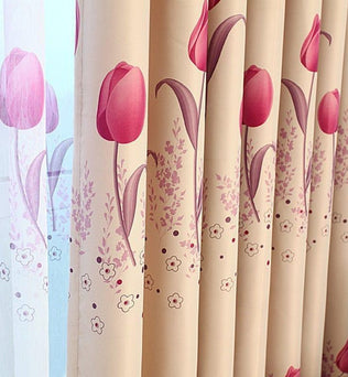 Rideau de maison avec motifs floraux de tulipes rouges sur fond beige. Idéal pour ajouter une touche de fraîcheur et de couleur à votre décoration intérieure. Parfait pour le salon ou la chambre à coucher, ce rideau décoratif améliore l'esthétique tout en filtrant la lumière.