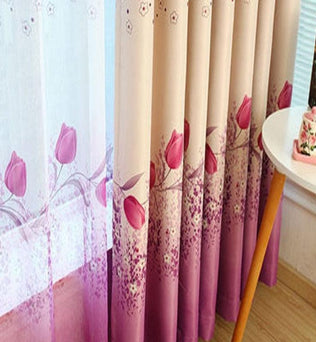 Rideaux élégants aux motifs floraux roses pour décoration intérieure. Parfaits pour ajouter une touche de couleur et de style à votre salon ou chambre, créant une ambiance chaleureuse et accueillante. Style floral moderne avec des tulipes aux teintes douces.