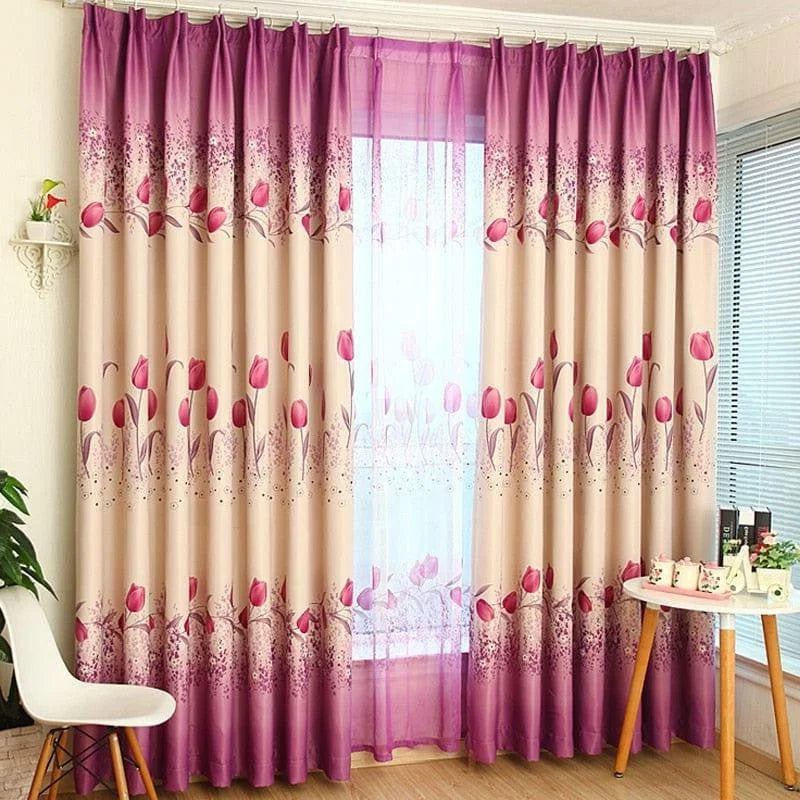 Rideaux élégants avec motif floral de tulipes roses, idéaux pour rehausser la décoration intérieure de votre salon ou chambre. Ces rideaux dégradés de couleur offrent une ambiance chaleureuse et accueillante tout en apportant une touche de sophistication. Faciles à installer, ils s'adaptent à différents styles de décoration intérieure. Parfait pour ajouter une note chic à votre espace de vie.