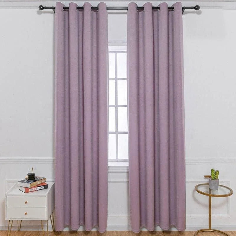Rideaux occultants violets pour salon, offrant une ambiance élégante et moderne. Parfaits pour bloquer la lumière et préserver l'intimité, ces rideaux ajoutent une touche de sophistication à votre décoration intérieure. Taille idéale pour fenêtres standard, faciles à installer avec des œillets robustes. Transformez votre espace avec ces rideaux tendance et fonctionnels.