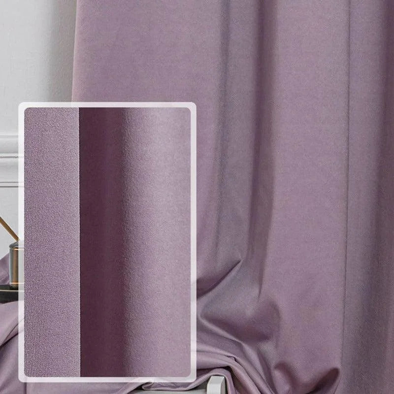 Rideau occultant violet avec texture en gros plan, idéal pour ajouter une touche élégante à votre intérieur. Ce modèle assure une ambiance cosy et moderne à votre salon ou chambre à coucher. Disponible en plusieurs tailles pour s'adapter à différentes configurations de fenêtres.