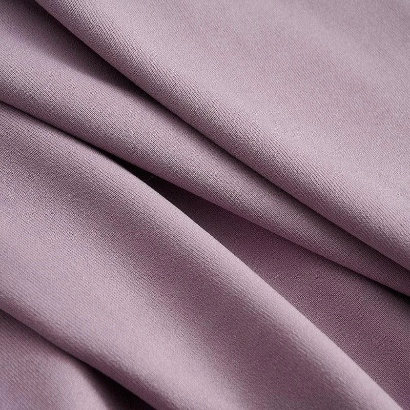 Image d'un tissu violet lisse, idéal pour la confection de vêtements élégants et modernes. Ce textile offre une apparence soignée et une couleur tendance, parfait pour rehausser votre style vestimentaire. Découvrez le charme et l'élégance de ce tissu polyvalent pour toutes vos créations.