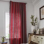 Rideau rouge à motifs géométriques noirs et blancs, suspendu dans un salon élégant. Ce rideau décoratif ajoute une touche de sophistication à la pièce, tout en filtrant délicatement la lumière naturelle. Idéal pour créer une ambiance chaleureuse et accueillante. Parfait pour les amateurs de décoration intérieure vintage ou moderne.