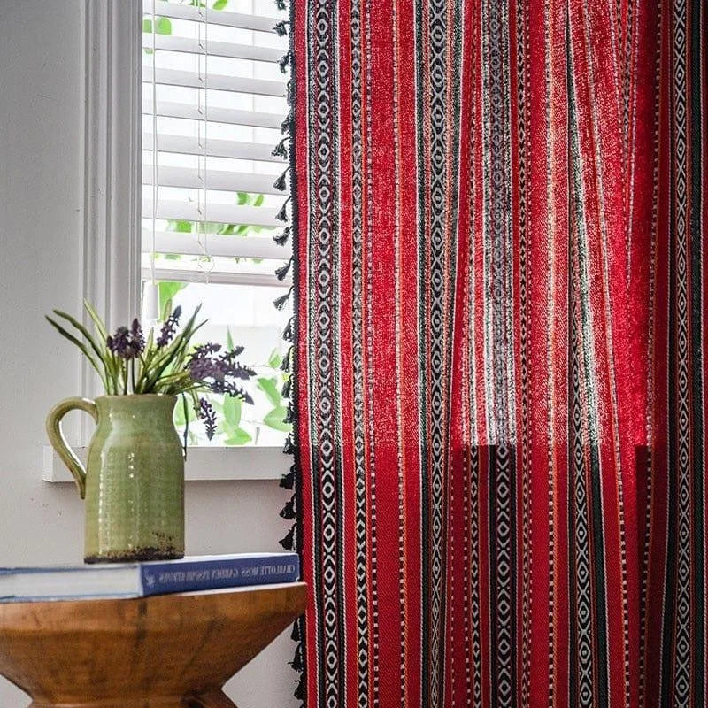 Rideau bohème rouge avec motifs géométriques noirs, idéal pour une décoration intérieure chaleureuse. Il embellit une pièce en apportant une touche de couleur vive et un style unique. Parfait pour un salon ou une chambre, il se marie facilement avec différents styles de meubles.