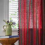 Rideau bohème rouge avec motifs géométriques noirs, idéal pour une décoration intérieure chaleureuse. Il embellit une pièce en apportant une touche de couleur vive et un style unique. Parfait pour un salon ou une chambre, il se marie facilement avec différents styles de meubles.