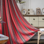 Tenture murale rouge à motifs géométriques élégants, idéale pour ajouter une touche bohème et chaleureuse à votre intérieur. Parfait pour embellir votre espace de vie avec des couleurs vibrantes et des designs ethniques.