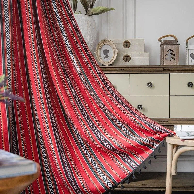 Tenture murale rouge à motifs géométriques élégants, idéale pour ajouter une touche bohème et chaleureuse à votre intérieur. Parfait pour embellir votre espace de vie avec des couleurs vibrantes et des designs ethniques.