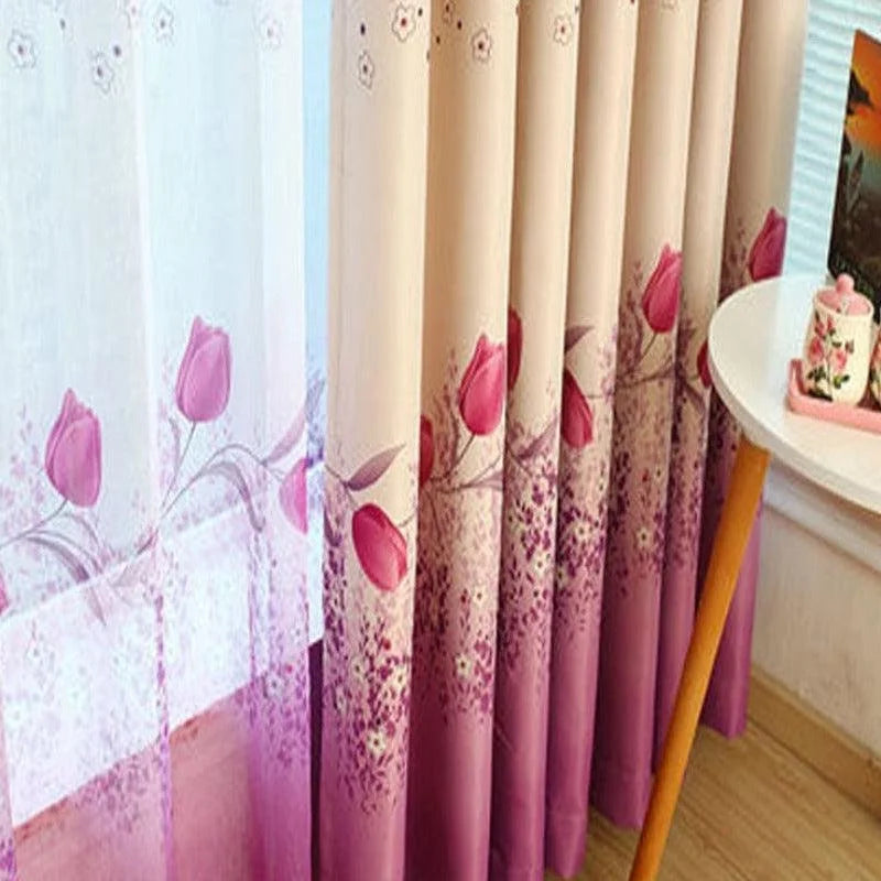 Rideaux élégants aux motifs floraux roses pour décoration intérieure. Parfaits pour ajouter une touche de couleur et de style à votre salon ou chambre, créant une ambiance chaleureuse et accueillante. Style floral moderne avec des tulipes aux teintes douces.