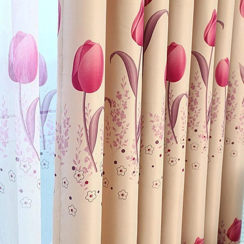 Rideau de maison avec motifs floraux de tulipes rouges sur fond beige. Idéal pour ajouter une touche de fraîcheur et de couleur à votre décoration intérieure. Parfait pour le salon ou la chambre à coucher, ce rideau décoratif améliore l'esthétique tout en filtrant la lumière.