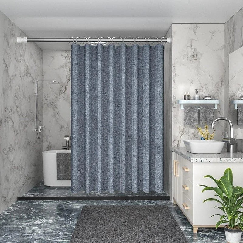 Rideau de douche élégant gris dans une salle de bain moderne et raffinée, offrant une ambiance chic avec son design épuré. Idéal pour compléter une décoration contemporaine, il ajoute une touche de sophistication à votre espace bain. Parfait pour une utilisation quotidienne, ce rideau conjugue style et fonctionnalité pour un intérieur harmonieux.