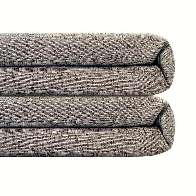 Plaid gris moderne et élégant, idéal pour donner une touche de confort et de style à votre intérieur. Accessoire décoratif parfait pour le salon ou la chambre.