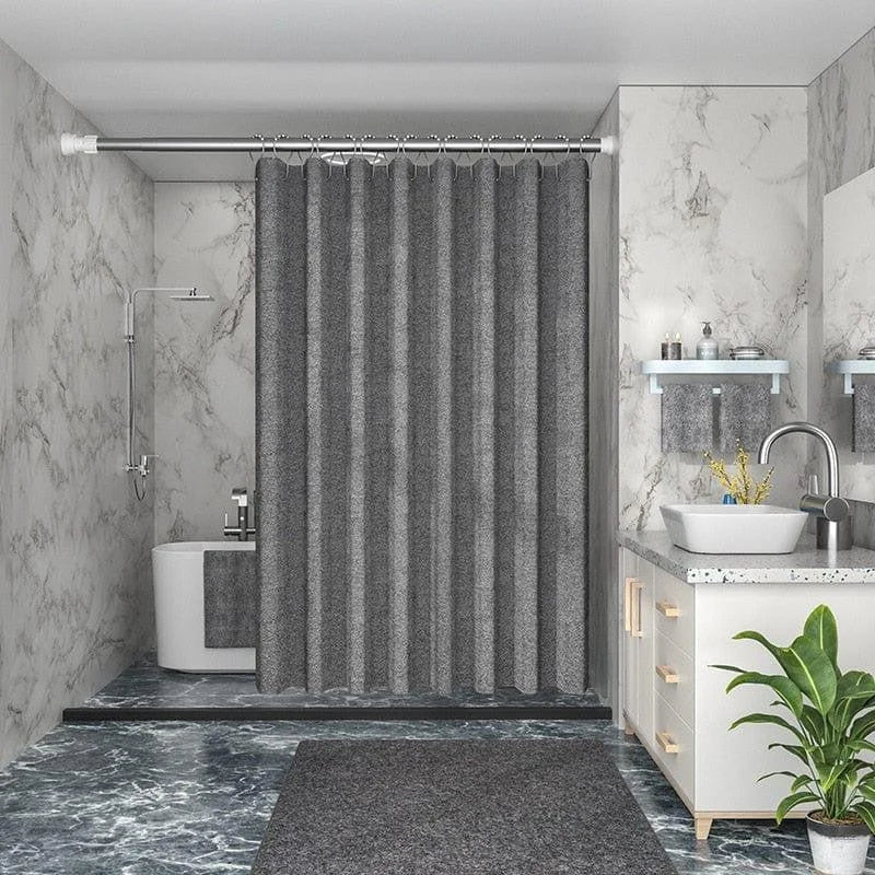 Rideau de douche élégant gris pour salle de bain moderne, offrant une solution pratique et esthétique pour protéger des éclaboussures d'eau. Idéal pour créer une ambiance sophistiquée, ce rideau s'intègre harmonieusement dans un décor aux murs à motifs marbrés et aux sols en pierre. Accessoire incontournable pour une salle de bain contemporaine.