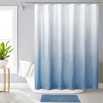 Rideau de douche dégradé bleu pour salle de bain moderne, ajout élégant à la décoration intérieure, protection efficace contre les éclaboussures, accessoire harmonieux avec tapis de bain assorti, idéal pour créer une ambiance apaisante et contemporaine.