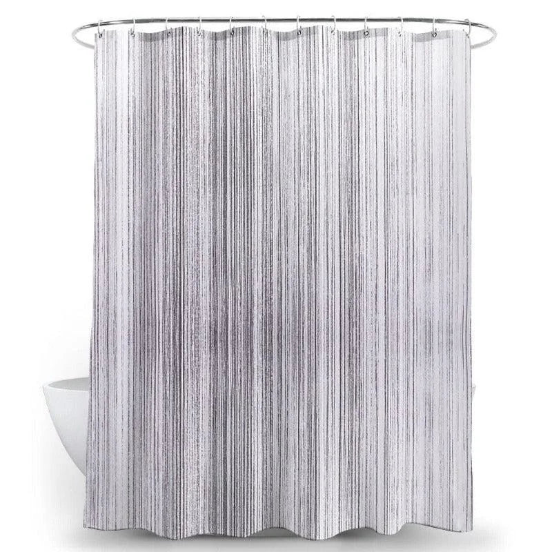 Rideau de douche moderne blanc avec motifs à rayures verticales pour salle de bain élégante, parfait pour ajouter une touche contemporaine à votre décoration intérieure. Design épuré et stylé, idéal pour protéger des éclaboussures tout en conservant une ambiance esthétique. Léger et facile à installer grâce à ses anneaux robustes, il s'adapte à toutes les barres de douche standard.