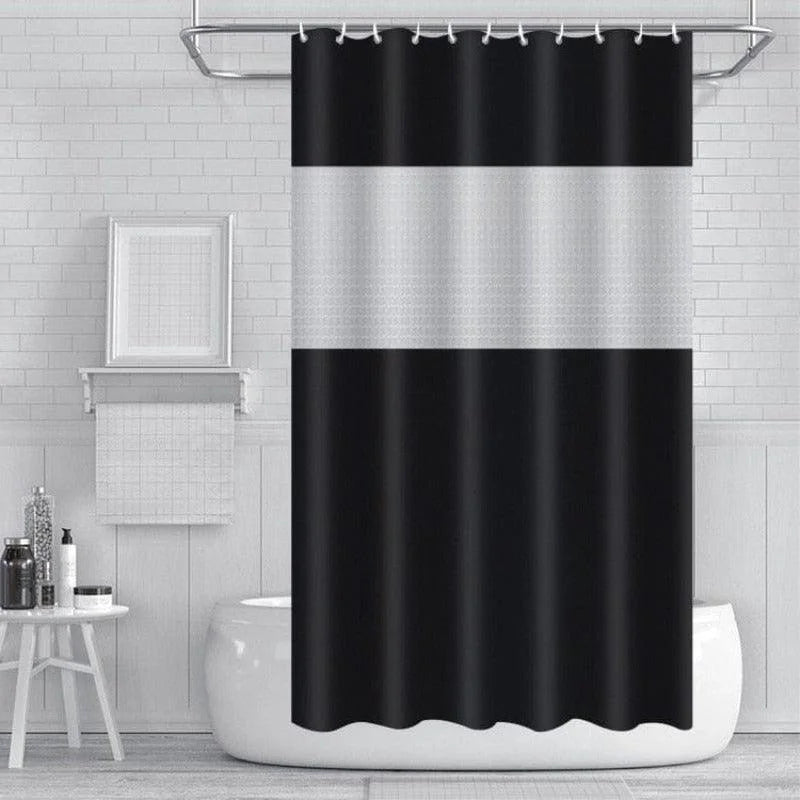 Rideau de douche moderne noir et blanc avec motif géométrique, idéal pour une salle de bain contemporaine. Accessoire élégant qui transforme l'espace bain en un lieu design et stylisé. Facile à installer, ce rideau apporte une touche de sophistication à votre décoration intérieure. Parfait pour ceux qui cherchent à combiner praticité et esthétisme dans leur salle de bain.
