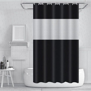 Rideau de douche moderne noir et blanc avec motif géométrique, idéal pour une salle de bain contemporaine. Accessoire élégant qui transforme l'espace bain en un lieu design et stylisé. Facile à installer, ce rideau apporte une touche de sophistication à votre décoration intérieure. Parfait pour ceux qui cherchent à combiner praticité et esthétisme dans leur salle de bain.