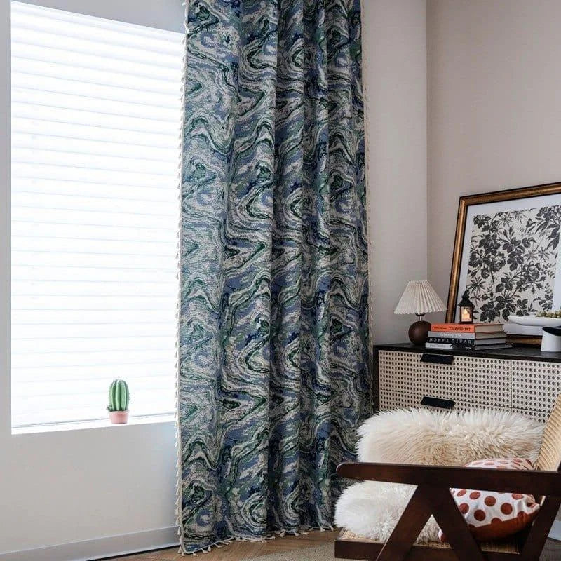 Rideau élégant avec motif marbré dans un salon moderne. Ajoutez une touche artistique à votre intérieur grâce à ce design unique. Idéal pour personnaliser votre espace avec style et originalité.