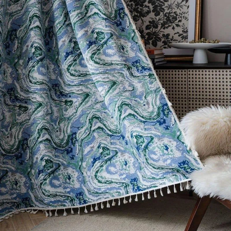 Plaid décoratif avec motifs en spirale dans les tons bleus et verts, idéal pour ajouter une touche élégante à votre salon. Parfait pour une déco contemporaine, ce plaid avec franges s'intègre harmonieusement à tout type d'intérieur. Accessoire essentiel pour créer une ambiance cosy et chaleureuse.