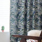 Rideaux design avec motif marbré bleu et vert, parfaits pour ajouter une touche artistique à votre intérieur. Complétez votre décoration avec ce rideau élégant, idéal pour les salons modernes ou les espaces de détente. Découvrez comment ce motif unique peut transformer l'ambiance de votre pièce.