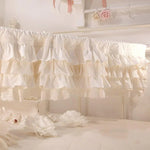 Jupe de lit élégante avec volants fluides et délicat motif floral pour chambre romantique, parfait pour ajouter une touche de charme classique et raffiné à votre décoration intérieure.