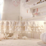 Décoration de chambre bébé avec volants élégants et détails sophistiqués, idéale pour créer un espace élégant et confortable. Design raffiné et ambiance apaisante pour une nurserie accueillante et harmonieuse.
