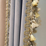 Rideau élégant avec franges décoratives et motifs dorés, ajoutant une touche de luxe et de sophistication à votre intérieur. Convient parfaitement pour le salon ou la chambre, améliorant l'esthétique avec son design raffiné. Accessoire idéal pour une décoration harmonieuse et chic.