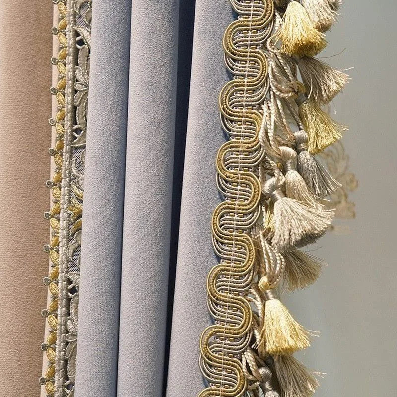 Rideau élégant avec franges décoratives et motifs dorés, ajoutant une touche de luxe et de sophistication à votre intérieur. Convient parfaitement pour le salon ou la chambre, améliorant l'esthétique avec son design raffiné. Accessoire idéal pour une décoration harmonieuse et chic.