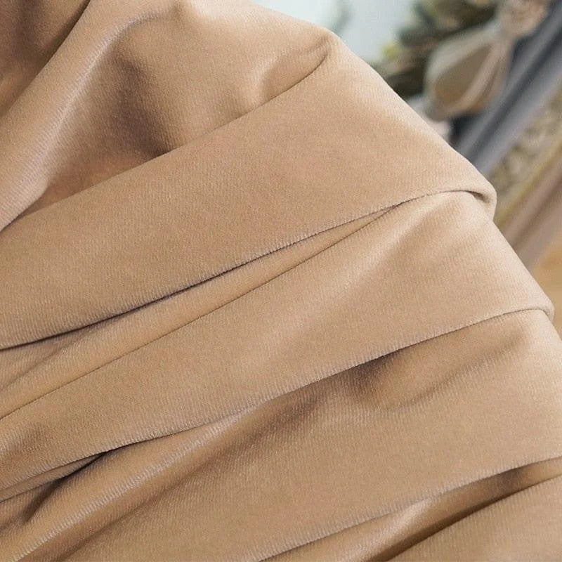 Écharpe beige élégante et raffinée, parfaite pour compléter une tenue automnale ou hivernale avec style. Sa teinte neutre s'accorde facilement avec diverses couleurs, ajoutant une touche chic et intemporelle à votre garde-robe. Accessoire indispensable lors des journées fraîches.