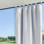 Voilage blanc moderne suspendu devant une fenêtre avec vue sur un paysage verdoyant. Idéal pour illuminer et rafraîchir votre intérieur tout en préservant votre intimité. Parfait pour salons, chambres ou bureaux, ce rideau s'intègre harmonieusement dans tout style de décoration. Découvrez comment apporter une touche élégante et apaisante à votre espace avec ce voilage chic.