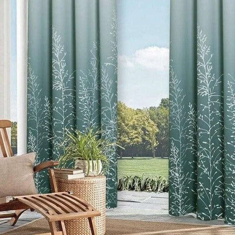 Rideaux élégants et modernes, couleur verte avec motif de branches blanches, installés dans un salon lumineux avec vue sur un jardin verdoyant. Ces rideaux apportent une touche naturelle et apaisante à la décoration intérieure, tout en créant un espace confortable et esthétique. Idéal pour ceux cherchant à ajouter une ambiance relaxante à leur intérieur.