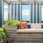 Salon de jardin moderne avec rideaux occultants, canapé confortable et coussins colorés, idéal pour créer un espace détente extérieur. Parfait pour profiter du plein air tout en préservant l’intimité. Aménagement extérieur avec plantes et pergola élégante.