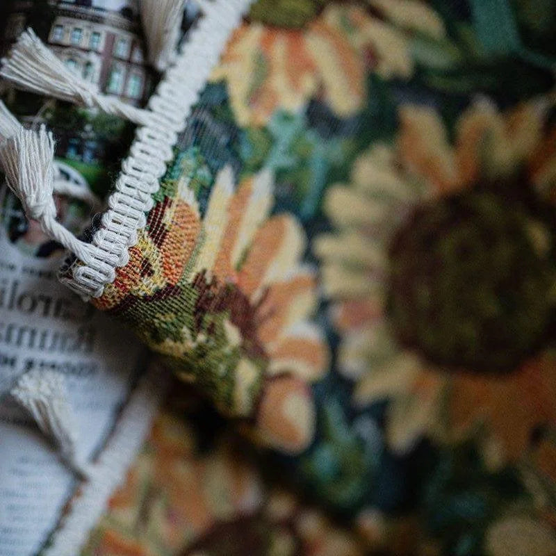 Tapisserie décorative aux motifs floraux colorés, mettant en valeur de beaux tournesols avec des franges élégantes, idéale pour ajouter une touche de charme rustique à votre intérieur. Cette pièce apportera de la chaleur et du caractère à n'importe quelle pièce de la maison, parfaite pour compléter un décor bohème ou vintage.
