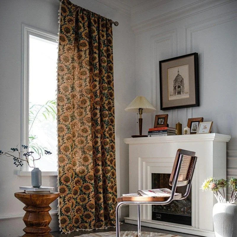 Rideau à motifs floraux suspendu dans un salon élégant. Décoration intérieure raffinée avec cheminée blanche, fauteuil moderne, et table d'appoint en bois. Atmosphère chaleureuse et harmonieuse, idéale pour un espace de vie accueillant.