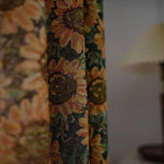 Rideau décoratif avec motif de tournesols, idéal pour ajouter une touche florale et chaleureuse à votre intérieur. Ses couleurs vibrantes et son design unique en font un accessoire parfait pour les salons ou chambres. Transformez vos espaces avec ce rideau tendance et élégant, qui reflète la lumière avec subtilité et crée une ambiance accueillante.