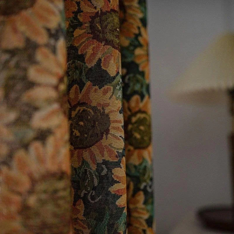 Rideau décoratif avec motif de tournesols, idéal pour ajouter une touche florale et chaleureuse à votre intérieur. Ses couleurs vibrantes et son design unique en font un accessoire parfait pour les salons ou chambres. Transformez vos espaces avec ce rideau tendance et élégant, qui reflète la lumière avec subtilité et crée une ambiance accueillante.