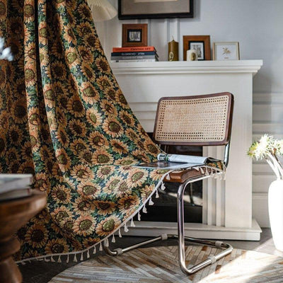 Voilage à motifs floraux avec tournesols, idéal pour une décoration intérieure élégante et chaleureuse. Parfait pour ajouter une touche de nature à votre salon tout en filtrant doucement la lumière extérieure. S'intègre harmonieusement dans un environnement moderne ou classique. Accessoire essentiel pour sublimer vos fenêtres ou personnaliser un espace de lecture confortable.