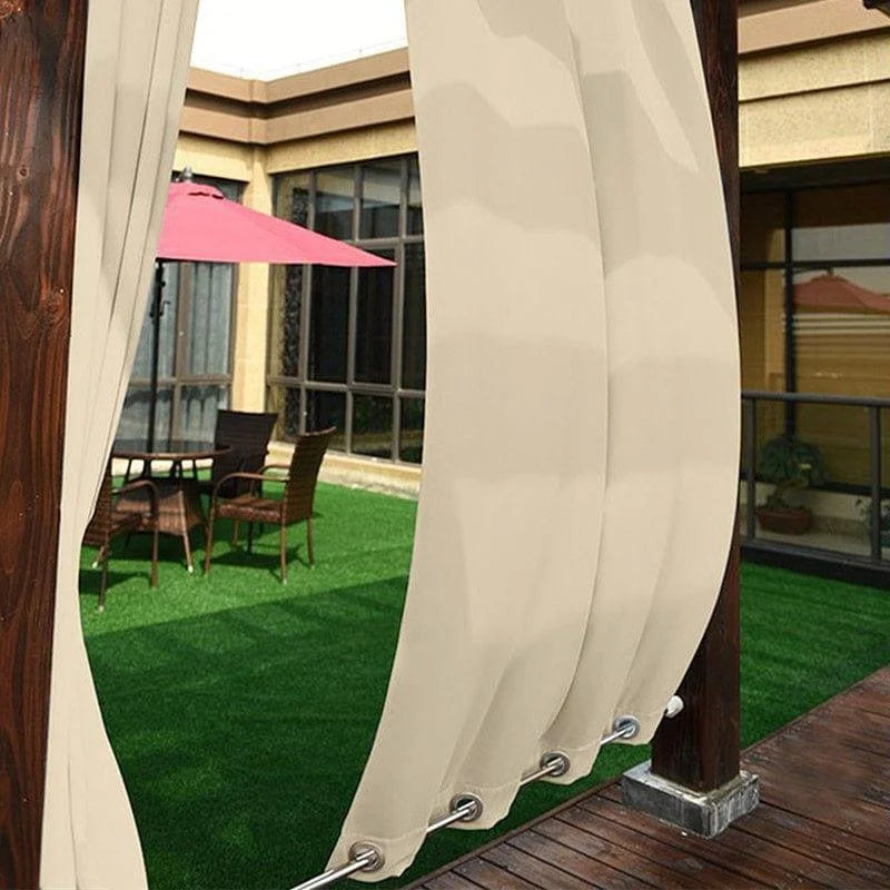 Rideaux de terrasse beige pour extérieur, créant un espace ombragé et confortable. Parfaits pour une décoration de jardin élégante, ces rideaux ajoutent une touche d'intimité. Adaptés aux pergolas et aux vérandas, ils assurent une ambiance chaleureuse tout en protégeant des rayons du soleil. Idéal pour ceux qui recherchent une solution pratique et stylée pour leur espace extérieur.