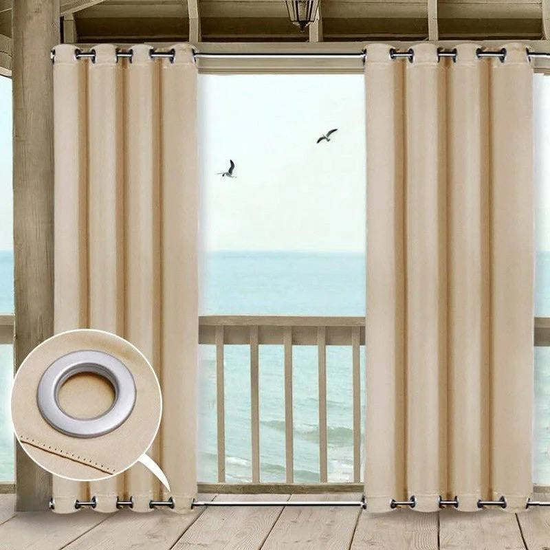 Rideaux élégants pour balcon avec vue sur mer, parfaits pour filtrer la lumière tout en conservant une ambiance lumineuse. Installation facile grâce aux œillets métalliques renforcés. Idéal pour une touche moderne et fonctionnelle dans la décoration intérieure.