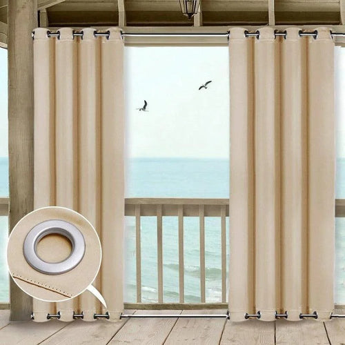 Rideaux élégants pour balcon avec vue sur mer, parfaits pour filtrer la lumière tout en conservant une ambiance lumineuse. Installation facile grâce aux œillets métalliques renforcés. Idéal pour une touche moderne et fonctionnelle dans la décoration intérieure.