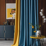 Rideaux élégants dans une pièce moderne avec un contraste de couleurs bleu et jaune, créant une ambiance contemporaine. Décorations artistiques sur un buffet chic et tableau coloré en arrière-plan. Table d'appoint moderne avec vase et citronnier, ajoutant une touche naturelle à l'ensemble. Design intérieur harmonieux et sophistiqué.