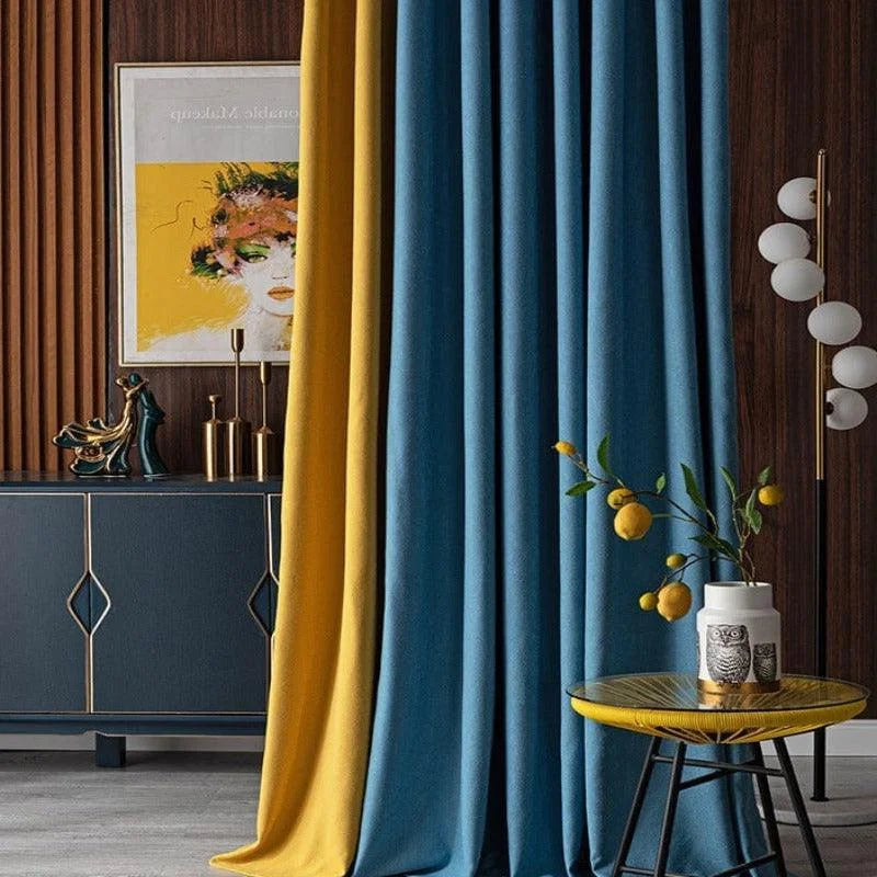 Rideaux élégants dans une pièce moderne avec un contraste de couleurs bleu et jaune, créant une ambiance contemporaine. Décorations artistiques sur un buffet chic et tableau coloré en arrière-plan. Table d'appoint moderne avec vase et citronnier, ajoutant une touche naturelle à l'ensemble. Design intérieur harmonieux et sophistiqué.