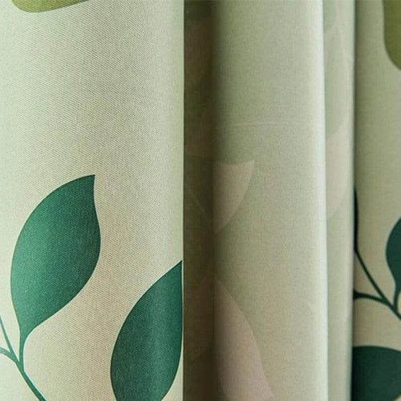 Rideau à motifs de feuilles vertes sur fond beige, idéal pour ajouter une touche de nature à votre intérieur. Parfait pour une décoration moderne et rafraîchissante, ce rideau s'intègre parfaitement dans un salon ou une chambre. Élégance et design naturel pour un espace apaisant.